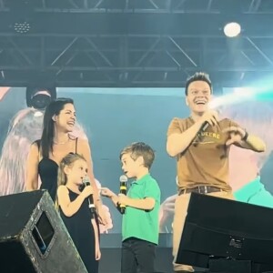 Filhos de Thais Fersoza e Michel Teló, Melinda e Teodoro mostraram sintonia ao cantarem juntos pela primeira vez