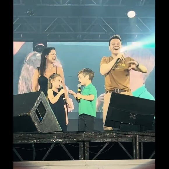 Filhos de Thais Fersoza e Michel Teló, Melinda e Teodoro mostraram sintonia ao cantarem juntos pela primeira vez