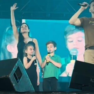Filhos de Thais Fersoza e Michel Teló, Melinda e Teodoro cantaram pela primeira vez com o pai durante show em Serra Negra (SP) em 22 de setembro de 2023
