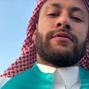 Neymar acabou virando piada na internet após surgir vestido de árabe