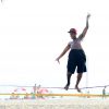 Para interpretar instrutor de slackline em 'Babilônia', Marcello Melo Jr. recebe aulas do esporte em praia do Rio