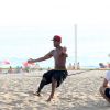 Para interpretar instrutor de slackline em 'Babilônia', Marcello Melo Jr. recebe aulas do esporte em praia do Rio