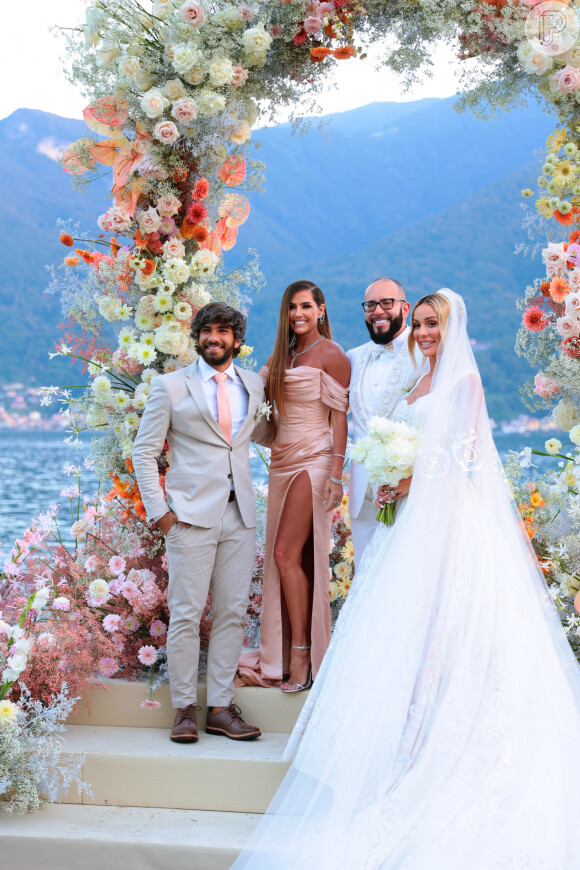 Deborah Secco e Hugo Moura foram padrinhos do casamento de Roman Shakal e Tatiane Barbieri