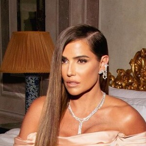 Deborah Secco usou vestido que transmitiu elegância, sensualidade e evidênciou sua beleza