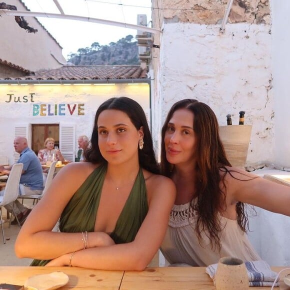 Claudia Raia está em Nova York na companhia da filha Sophia