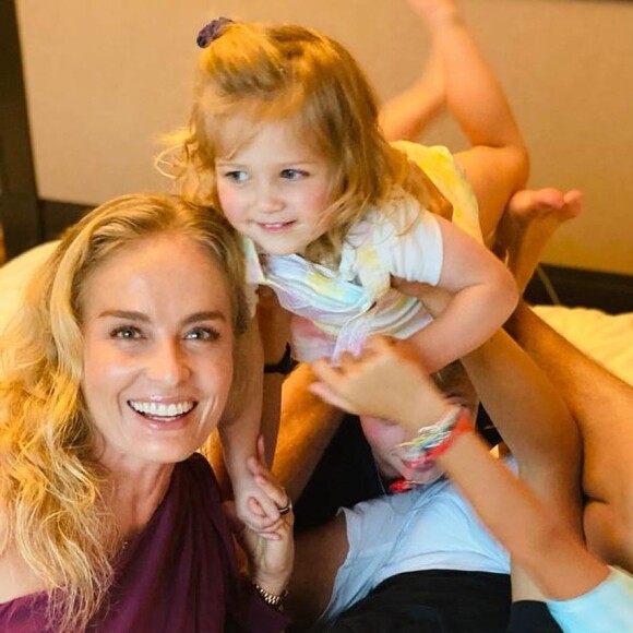Angélica publicou uma série de fotos com a família nas redes sociais