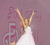 Look de Eva foi inspirado na Barbie Malibu: Filha de Angélica usou um vestido xadrez rodado branco e rosa