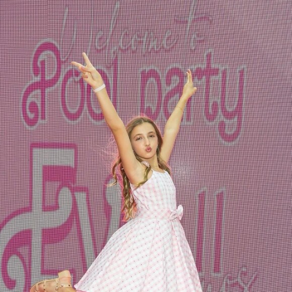 Look de Eva foi inspirado na Barbie Malibu: Filha de Angélica usou um vestido xadrez rodado branco e rosa