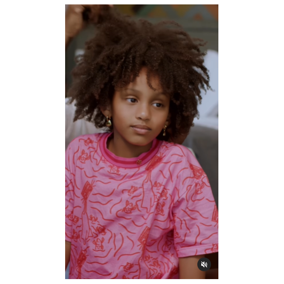Filha de Lázaro Ramos e Taís Araujo surgiu em momento raro em vídeo com o pai e web pontou: 'A cara da mãe'