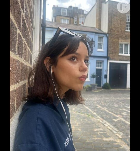 Butterfly bob é o corte de cabelo curto que a atriz Jenna Ortega usa junto com franja