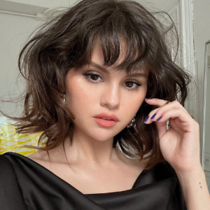 A cantora Selena Gomez já usou o estilo butterfly bob e seu cabelo ganhou movimento, volume e estilo