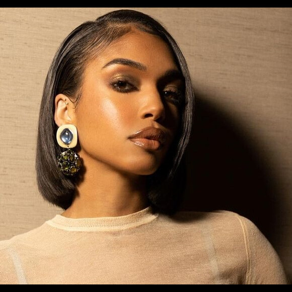 A modelo Lori Harvey é uma das famosas internacionais que usa o corte bob executivo