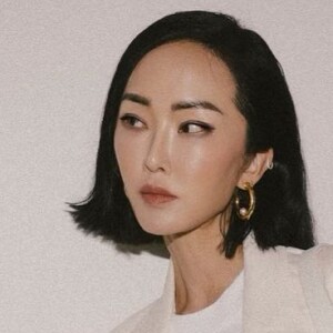 Chriselle Lim mostra a combinação do cabelo bob executivo com look alfaiataria é perfeita