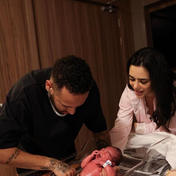 Neymar e Bruna Biancardi deram banho na filha, Mavie