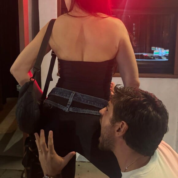 Alessandra Negrini ganhou uma 'mordida' na nádega ao curtir a noite com galã