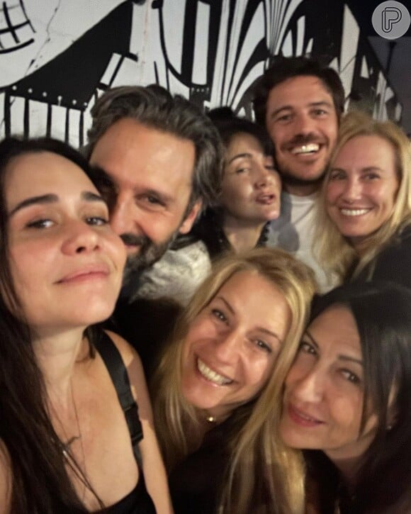 Alessandra Negrini publicou fotos do seu encontro com amigos durante suas férias em Los Angeles