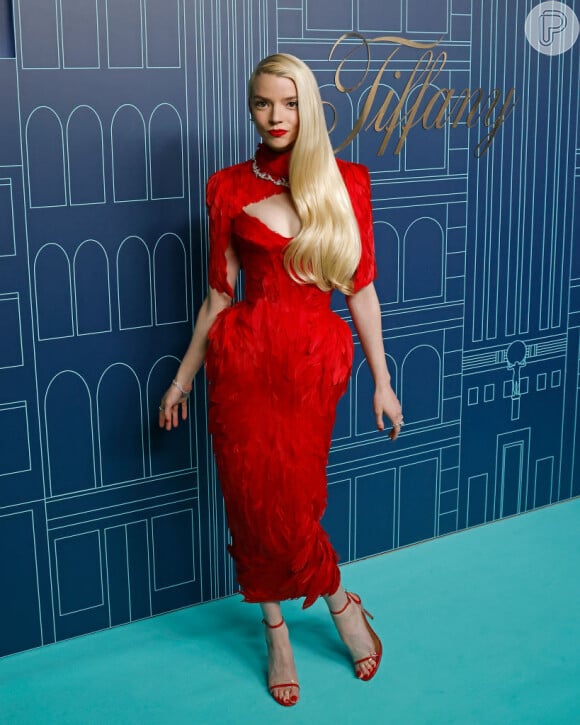 Anya Taylor-Joy, ícone da moda, costuma arrasar nos seus looks em eventos como neste vestido vermelho longo de penas.