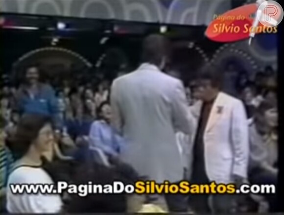 Roque e Silvio Santos em cena dos anos 1980. Coordenador das caravanas do SBT nasceu no interior de São Paulo e tem 86 anos