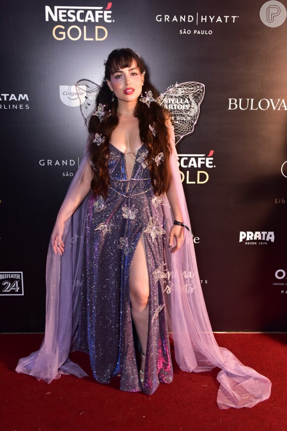 Jessica Cardoso escolheu um vestido com fenda e decote em sua fantasia de fada para baile do Dia das Bruxas da Sephora em hotel de São Paulo