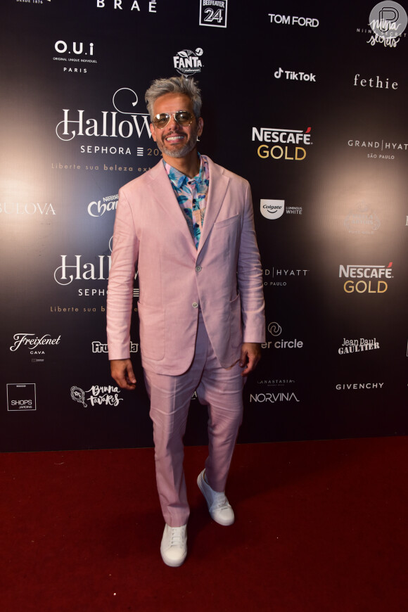 Otaviano Costa surgiu com terno rosa para o baile do Dia das Bruxas da Sephora em hotel de São Paulo