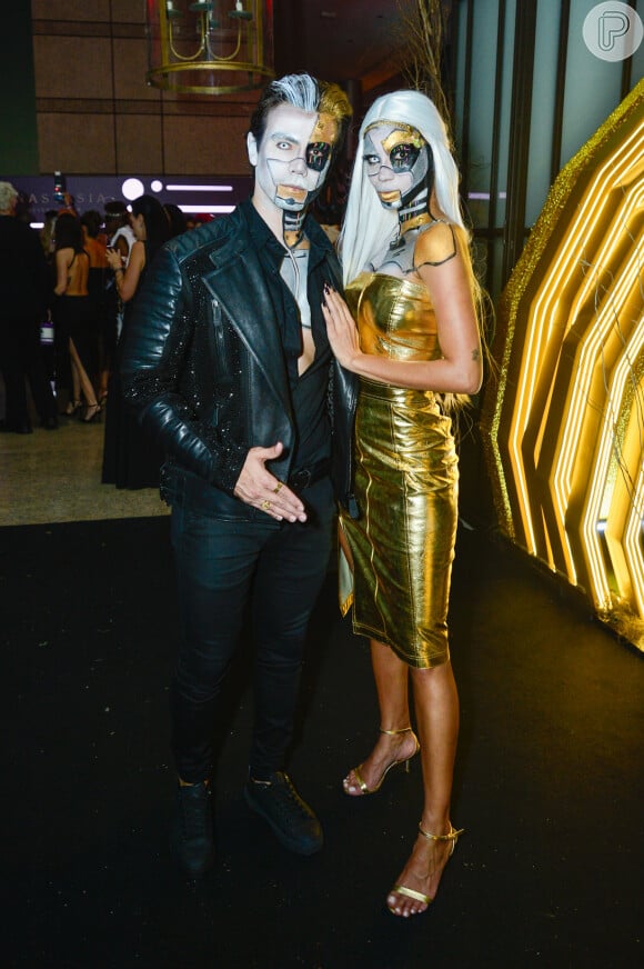 O casal Mariano e Jakelyne Oliveira posou junto no baile de Dia das Bruxas em hotel de São Paulo em 11 de outubro de 2023 e combinou fantasia