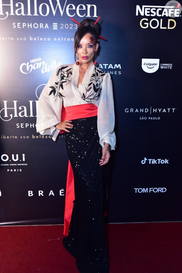 Carol Nakamura esteve com roupa de oriental no baile de Dia das Bruxas em hotel de São Paulo em 11 de outubro de 2023