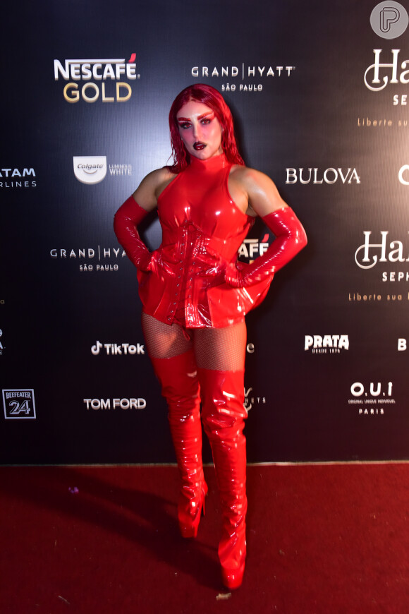 Kéfera foi de look all red para baile de Dia das Bruxas em hotel de São Paulo em 11 de outubro de 2023