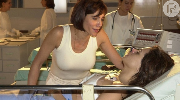 Em 'Mulheres Apaixonadas', Fernanda (Vanessa Gerbelli) conversa com Helena (Christiane Torloni) um pouco antes de sua morte