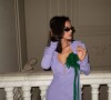 Para combinar seu vestido midi, Bruna Marquezine usou óculos escuros e dar um ar mais fashion ao visual