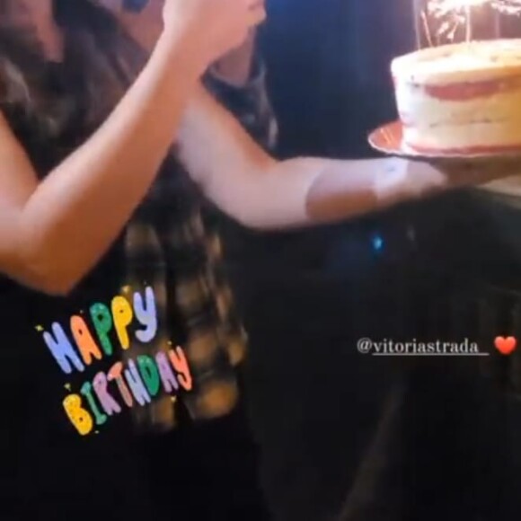 Vitória Strada chamou a ex-noiva Marcella Rica para o seu aniversário e confundiu a cabeça de suas seguidoras