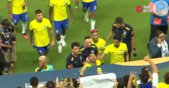 Neymar xingou torcida brasileira depois de tomar um saco de pipoca na cabeça