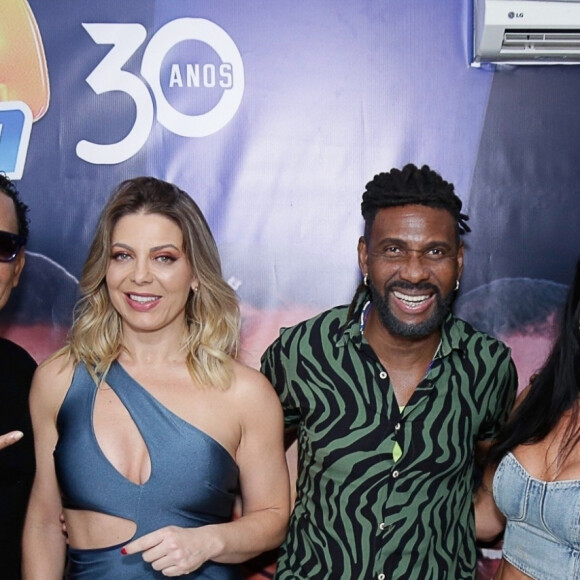 Sheila Mello se reuniu com os colegas Sheila Carvalho, Jacaré, Beto Jamaica e Compadre Washington para shows de comemoração aos 30 anos do É O Tchan