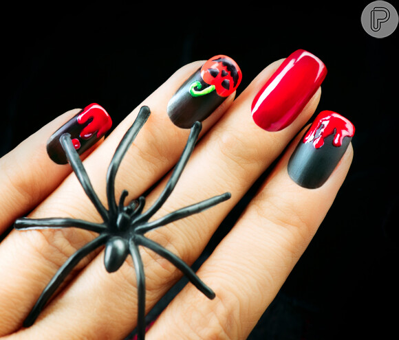Unhas fáceis para usar no Halloween: essa opção combina nail art de abóbora com esmalte vermelho e preto