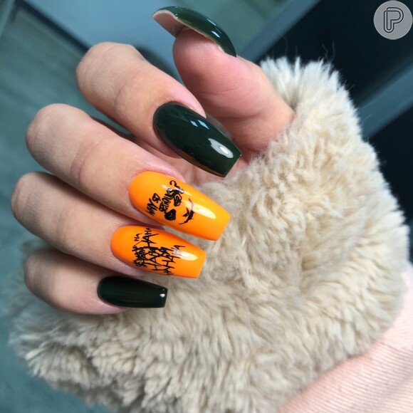 Preto e laranja se combinam nesse nail art de Halloween com unhas bailarinas