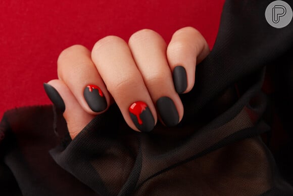 O esmalte preto é um dos mais procurados no Halloween: essa nail art com ele em versão fosca tem um mood horripilante por imitar sangue