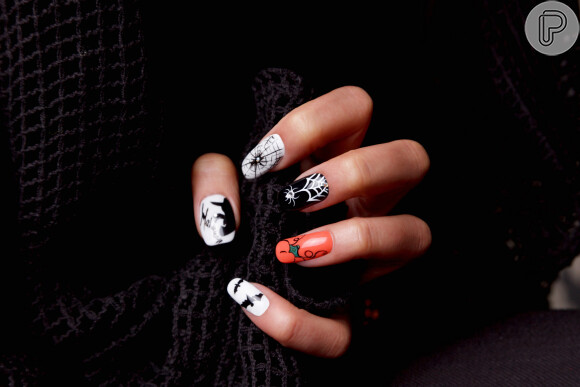 O laranja e o preto e branco se combinam nessa outra opção de nail art para usar no Halloween