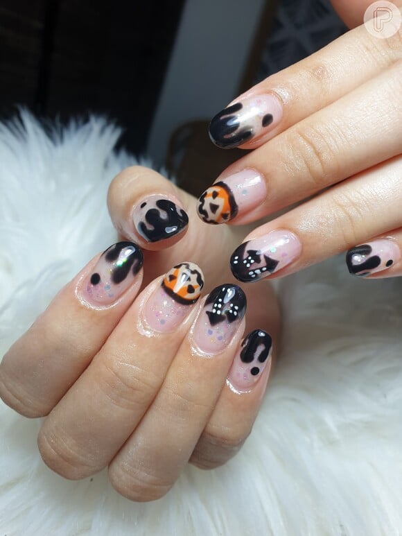 Unhas com nail art em preto e laranja estão entre as mais pedidas no Halloween