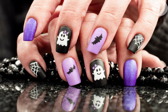 Unhas com roxo, preto e branco se combinam nessa nail art especial para o Halloween