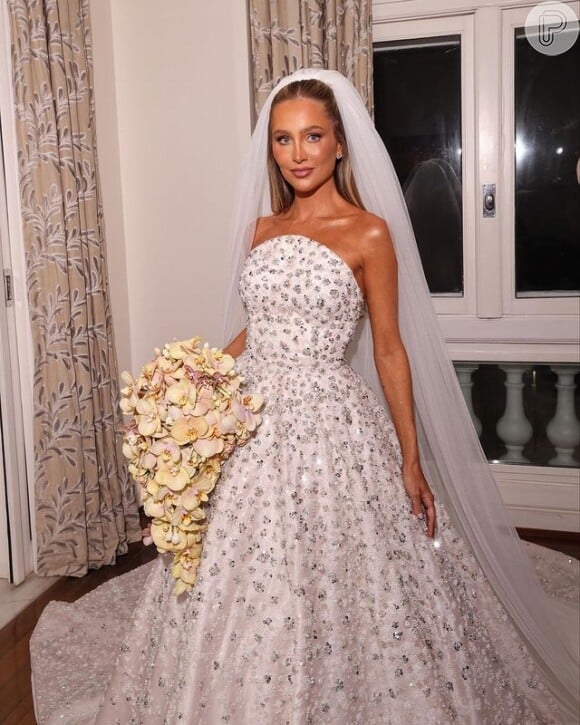 O vestido de noiva de Paula Aziz foi todo bordado à mão
