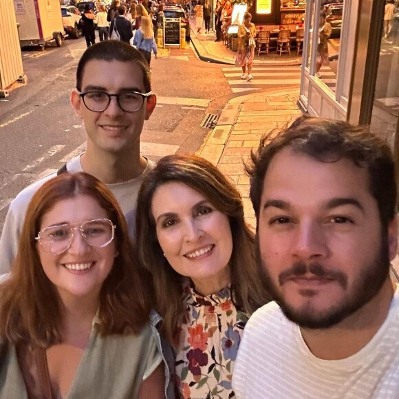 Enquanto isso, Laura e Vinícius moram na França há anos