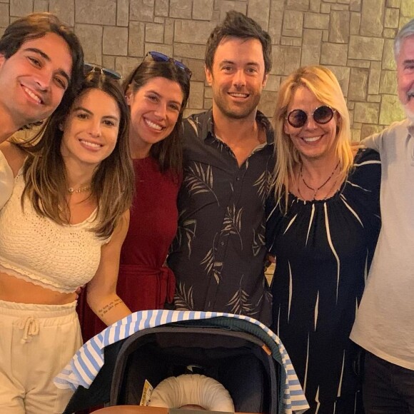 Kayky Brito segue mantendo as fotos com a mulher, Tamara Dalcanale, no Instagram. Na imagem, ator com a mãe, o padrasto, a mulher, a irmã, Sthefany Brito, o filho e o cunhado, Igor Raschkovsky