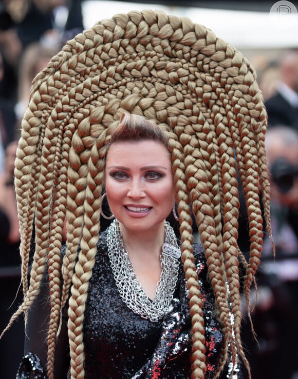 A atriz Elena Lenina usou penteado bizzarro em Cannes com múltiplas tranças