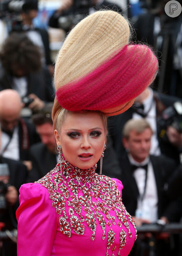 Dia do cabelo maluco? Não, Elena Lenina surgiu em Cannes com esse visual imitando coração em outro ano
