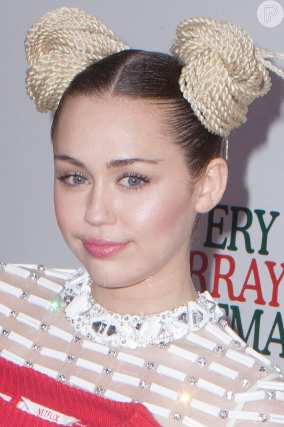 Esse penteado de Miley Cyrus para lançar filme poderia facilmente estar em uma escola no Dia do Cabelo Maluco