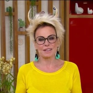 Ana Maria viralizou na web com cabelo com chifres quando apareceu ao vivo na Globo
