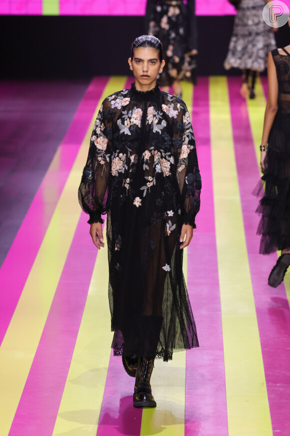O dark floral se destacou em desfiles recentes, como esse da Dior na Paris Fashion Week