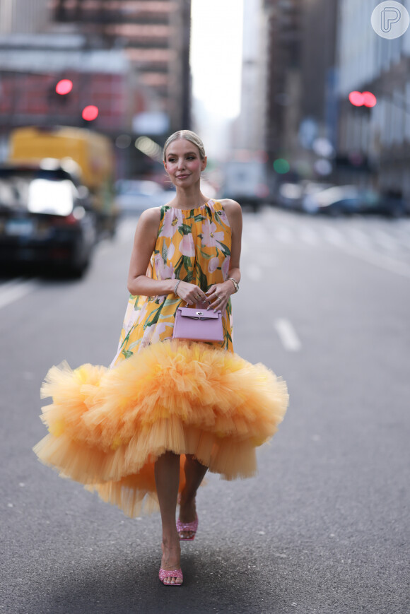 Floral fora do óbvio: esse vestido maximalista é uma opção criativa para a Primavera