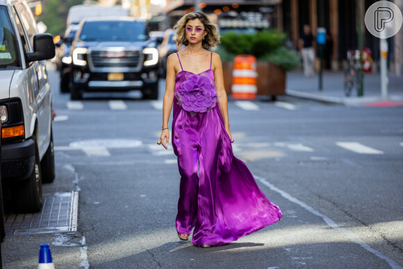 Flor máxi roxa surgiu nesse look do street style na semana de moda de Nova York