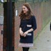 Grávida de quase seis meses de seu segundo filho com o príncipe William, Kate Middleton escolheu um vestido azul-marinho soltinho, no estilo náutico, para a ocasião