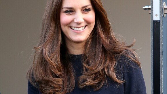 Kate Middleton usa vestido de R$ 1.800 e peça esgota em lojas do Reino Unido